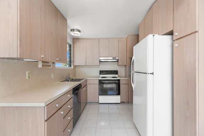 Building Photo - 4 Bedroom Home in Bay Park with Office and...