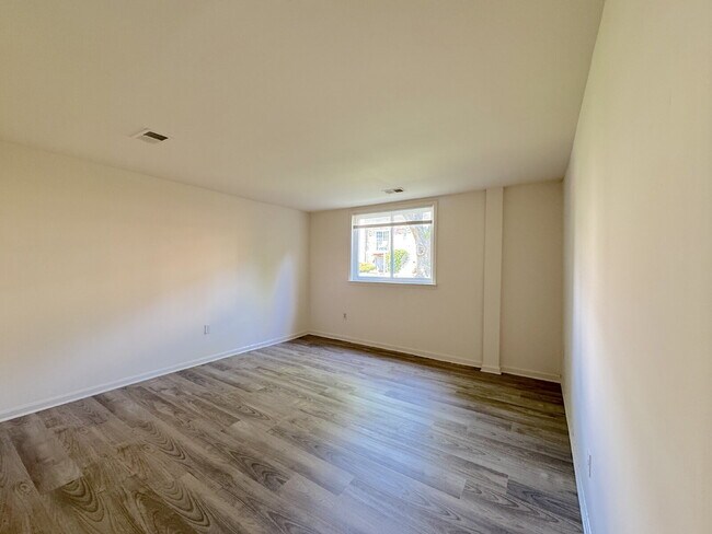 Building Photo - Comfortable Annandale Home with Functional Layout and Outdoor Space