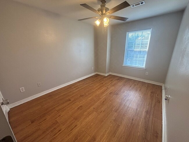 Building Photo - COMING SOON!! 3 Bedroom Duplex in Farmington!