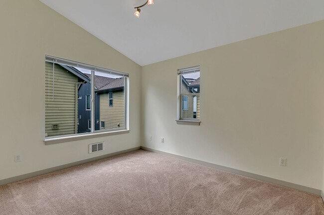 Building Photo - Cheery & Bright Columbia City Townhome