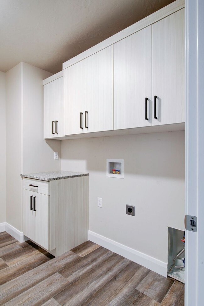 Building Photo - Brand New Spacious Townhome