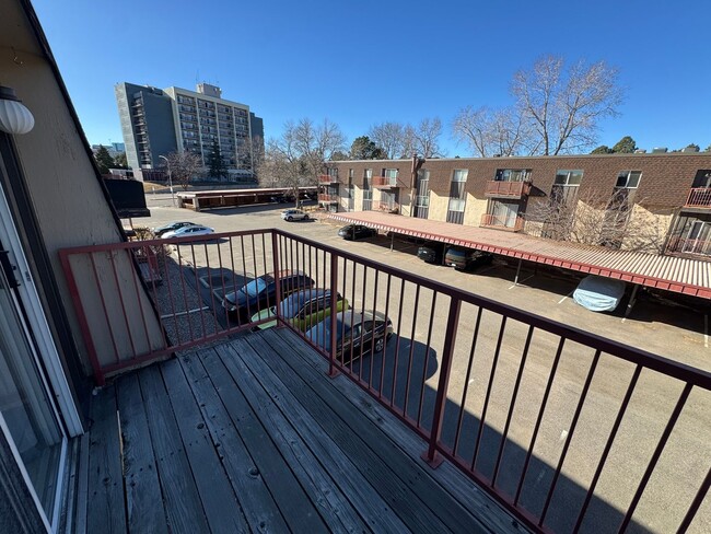Building Photo - Spacious single bedroom condo in SE Denver