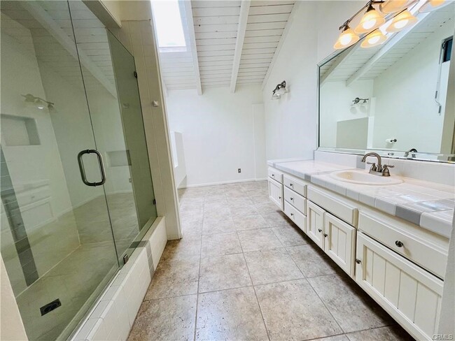 Building Photo - 523 Vista Grande