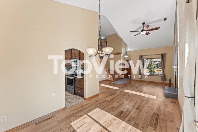 Building Photo - 2205 Valley View Dr