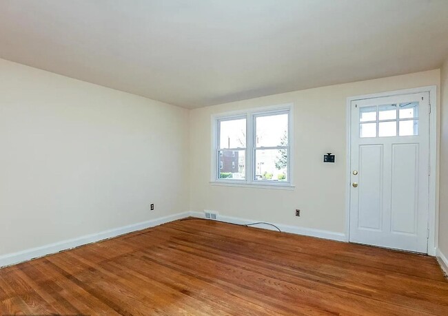 Building Photo - Charming 3-Bedroom Brick Townhome in Parkv...