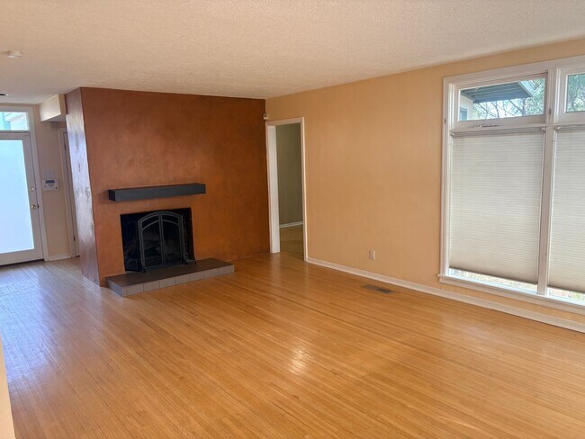 Building Photo - Beautiful 3 Bedroom Home with Office