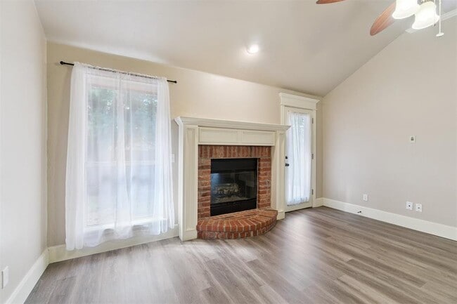 Building Photo - 16413 Village Green Dr