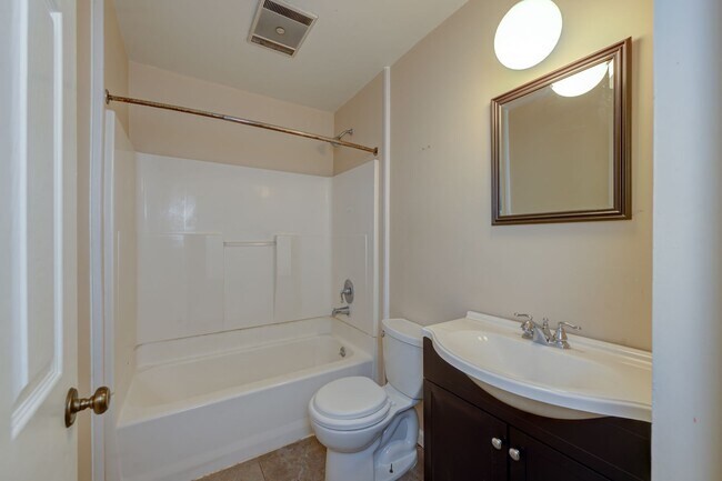 Building Photo - Charming Home with Vaulted Ceilings & Loft Near 281 & Bitters