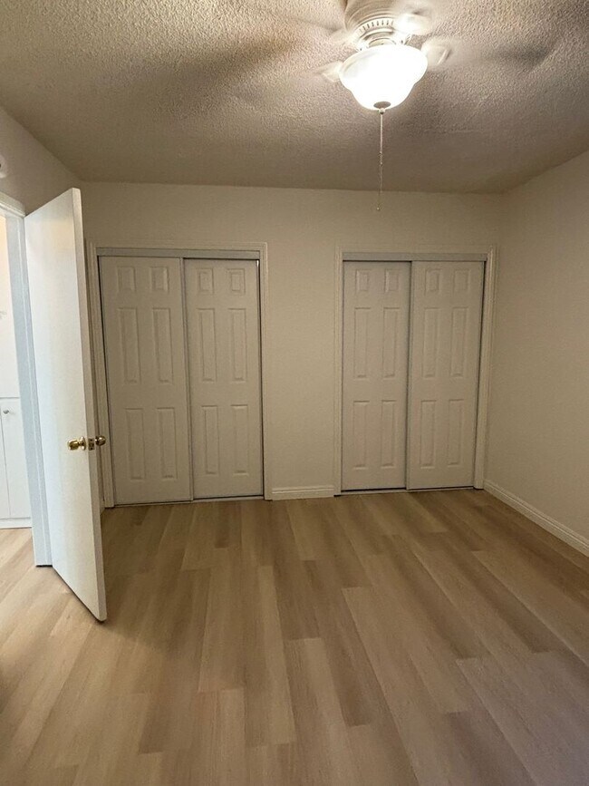 Building Photo - One Bedroom in Los Angeles with Swimming Pool Available Now!