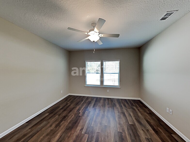 Building Photo - 245 Hemlock Pt