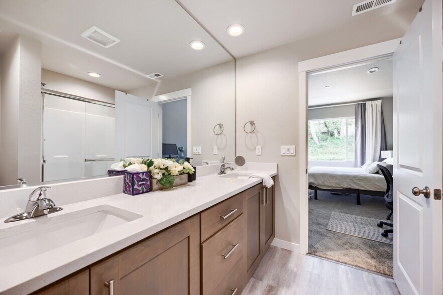 Building Photo - 2614 Waterlily Dr
