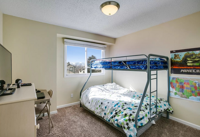 Building Photo - Stunning 3Bed 3Bath W/ Moutain views and u...
