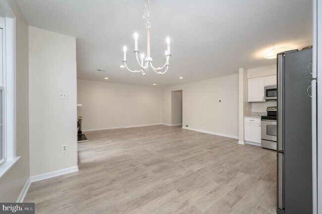 Building Photo - 17 Chelmsford Ct