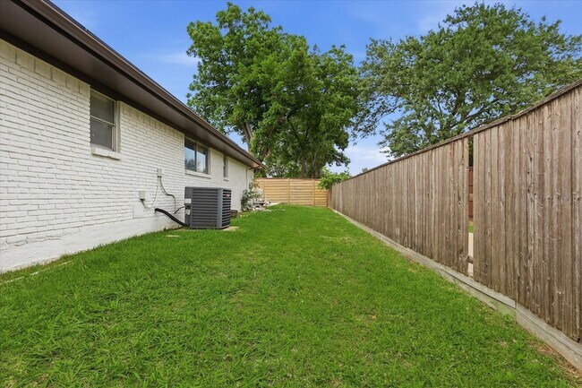 Building Photo - 14840 Knollview Dr