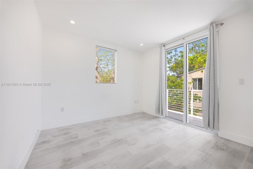 Building Photo - 3823 Thomas Ave
