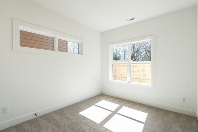 Building Photo - 620 Walnut Hts Dr