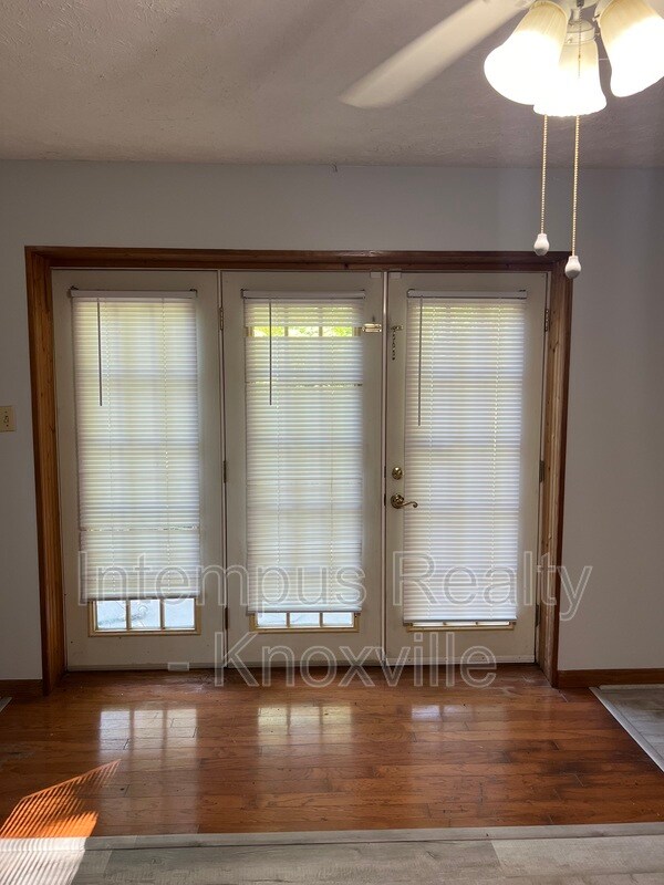 Building Photo - 5801 Ridgewood Rd