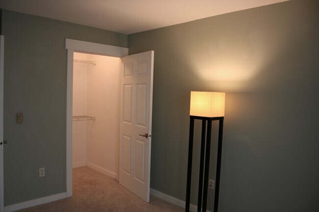 Building Photo - 3028 Western Ave