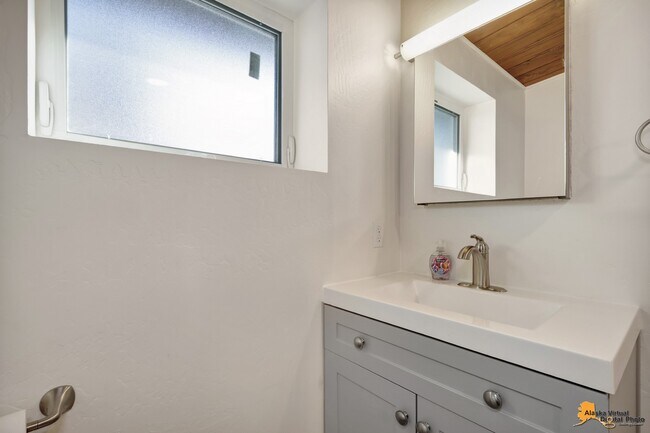 Building Photo - 408 E Manor Ave