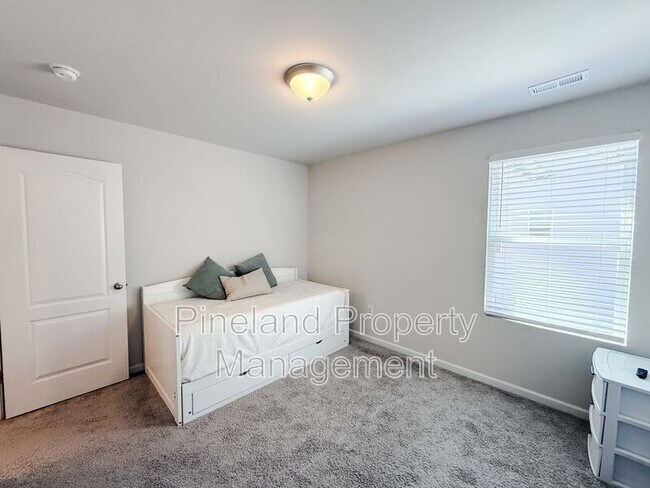 Building Photo - 245 Desert Cir