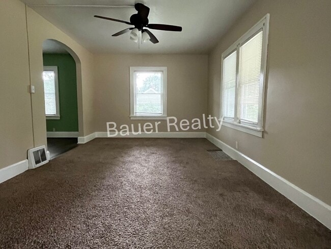 Building Photo - Charming 3 Bedroom Home