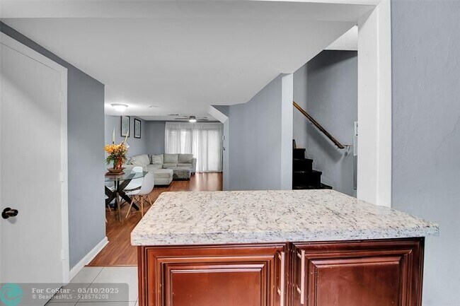 Building Photo - 447 Sunshine Dr