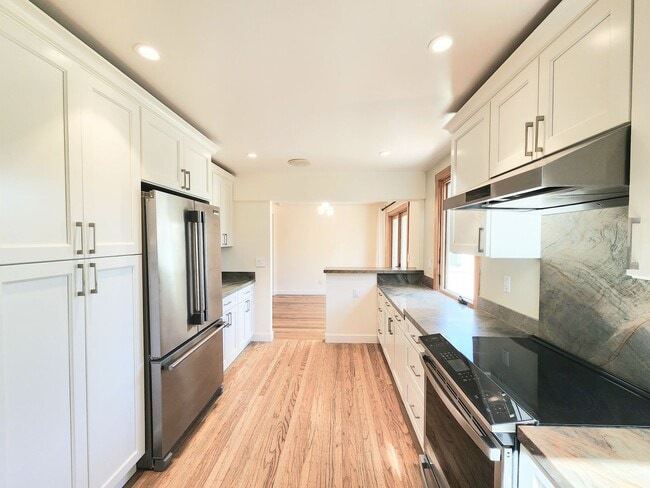 Building Photo - Two bedroom house in Redwood City