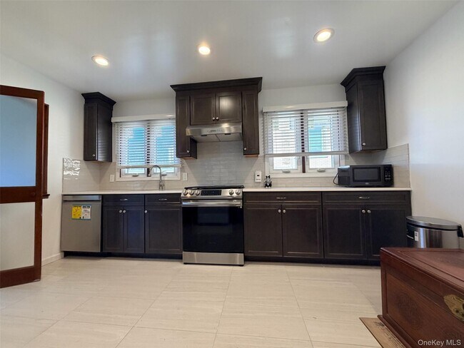 Building Photo - 86-79 Palo Alto St