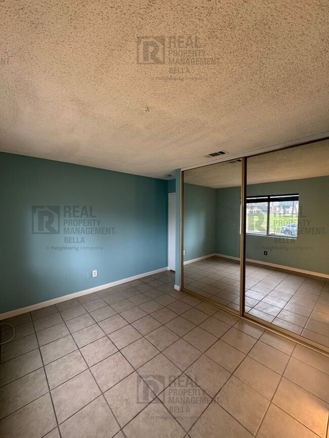 Building Photo - 55+ COMMUNITY- Charming 2-Bed, 2-Bath Home in Desirable 55+ Sunrise Community