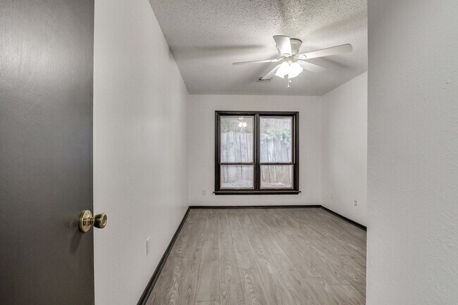 Building Photo - Light-Filled Mid-Century Vibes: 2BR/2BA w/...