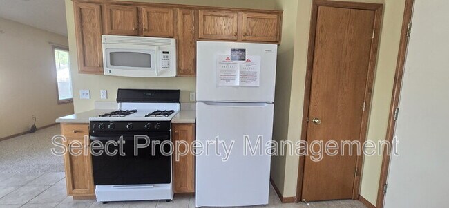 Building Photo - 4110 Three Oaks Dr