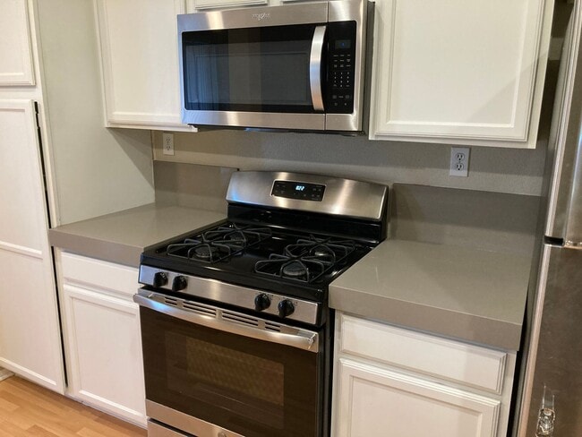 Building Photo - MOVE IN BONUS !! STUNNING BEAUTIFUL 3BD/2.5BA W/ DEN AREA CONDO/TOWNHOME LOCATED IN SUMMERLIN