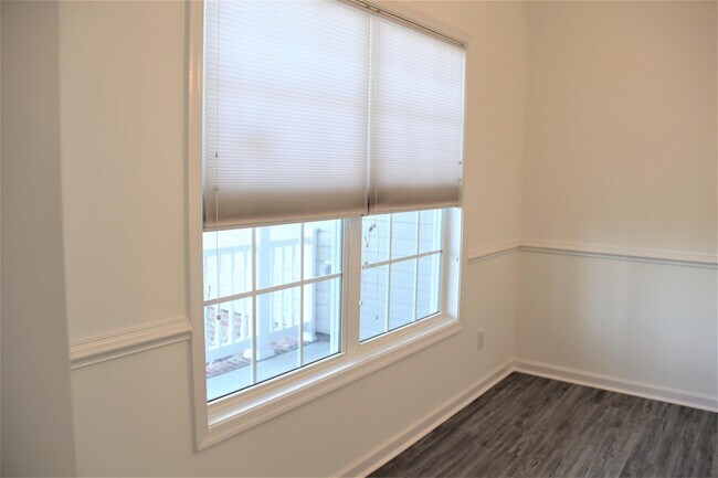 Building Photo - 205 Queenswood Blvd