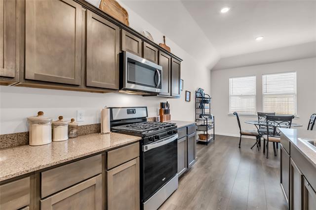 Building Photo - 900 Honey Maple St