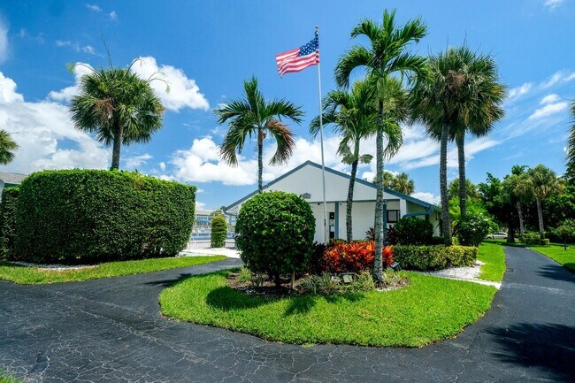 Building Photo - 1002 Green Pine Blvd