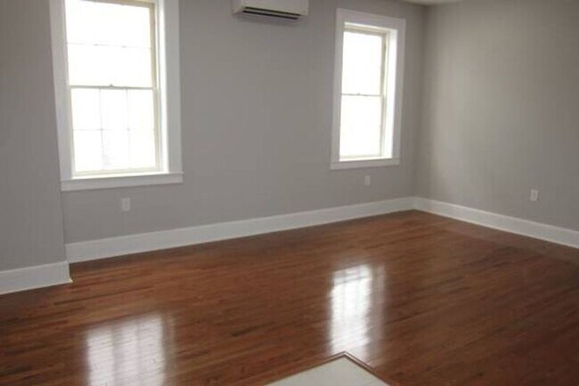 Building Photo - 1730 Bank St