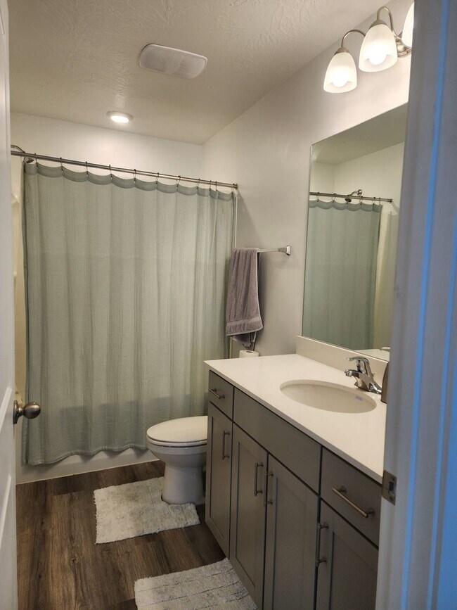 Building Photo - Northfield Townhome for Rent $1880 mo.