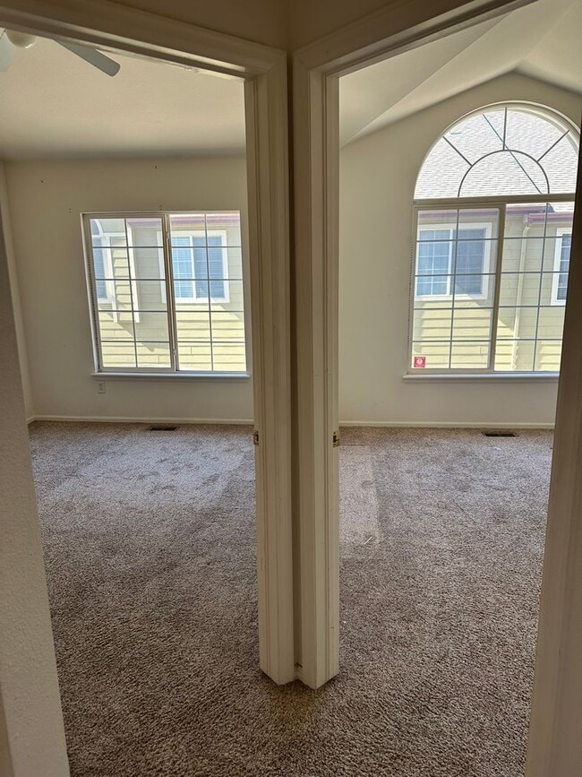Building Photo - Make this refreshed townhome your own!