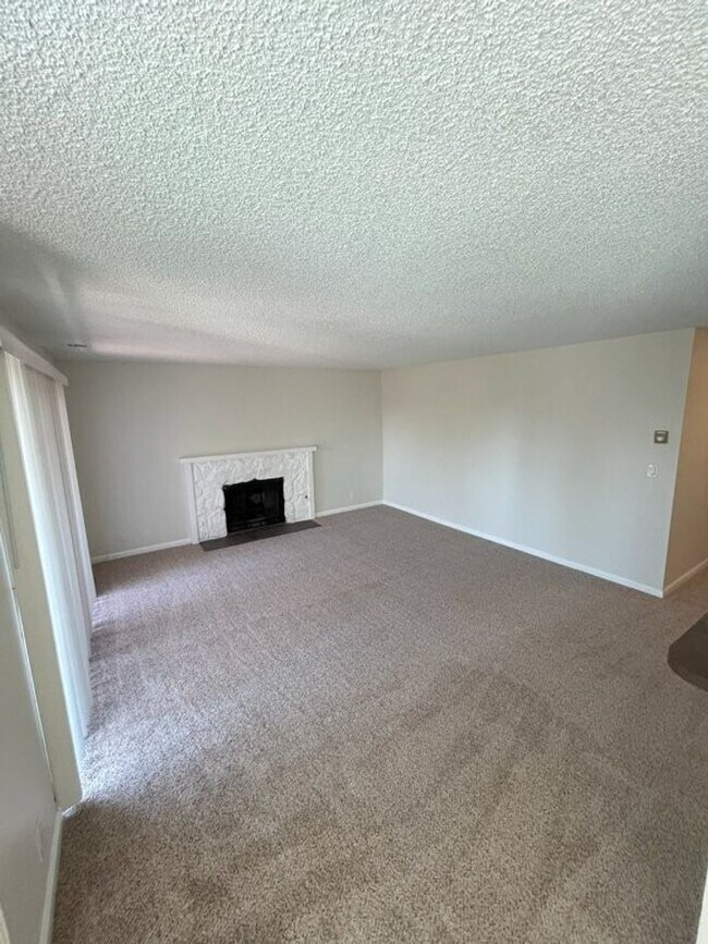 Building Photo - Nor Cal Realty Inc, 3BD 2 BTH condo ***Mes...