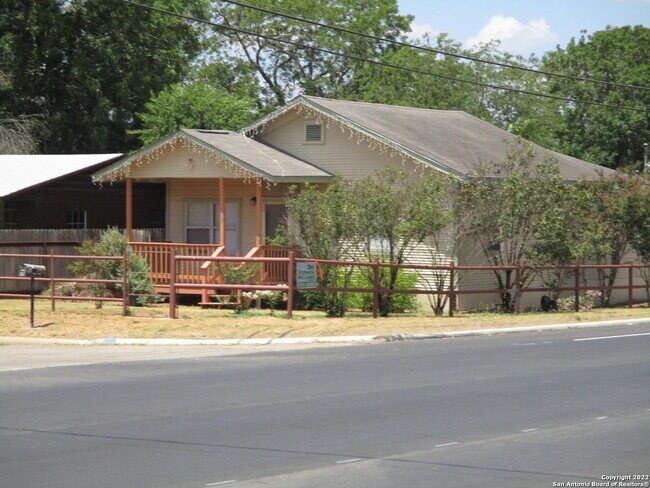 Primary Photo - 303 S Apple St