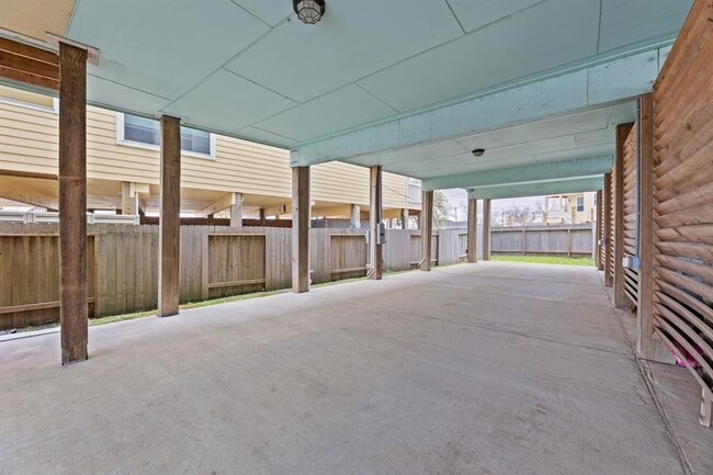 Building Photo - 709 N Bayshore Dr