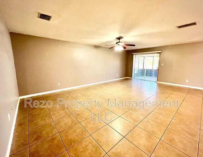 Building Photo - 5005 Lindsay Ct