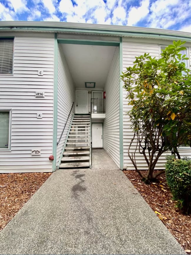 Building Photo - Spacious top floor condo with 3 sizable bedrooms & 2 baths