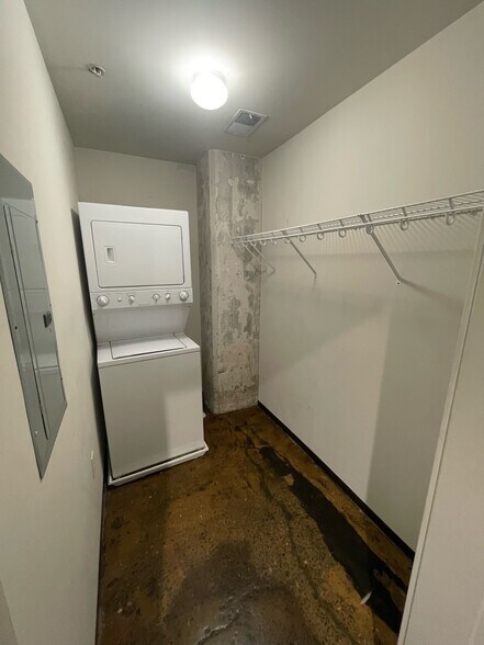 Building Photo - 415 Oliver Hill Way