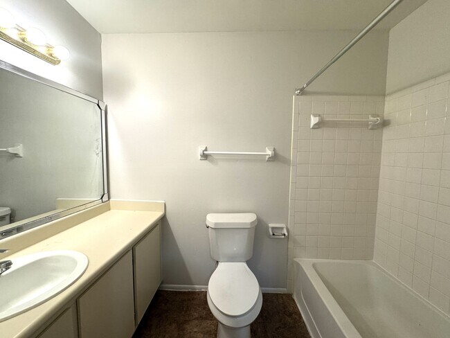 Building Photo - 652 Kenwick Cir