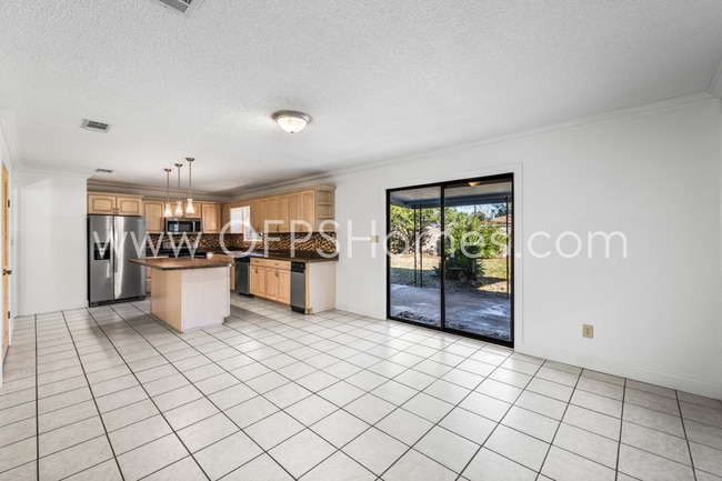 Building Photo - AVAILABLE NOW... 3/2 in Destin!!