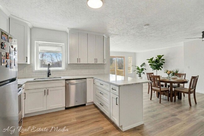 Building Photo - 740 Wicklow Ln