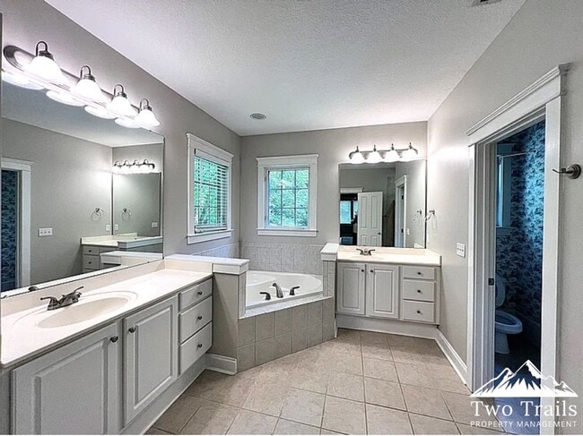 Building Photo - GORGEOUS 4 BED/2.5 BATH IN BILTMORE PARK