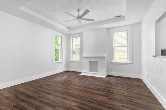 Building Photo - Where Vintage Vibes Meet Modern Mojo—Rent This Rare Historic 4BR/2BA Duplex in Norfolk’s Park Place