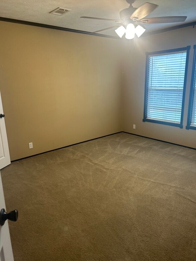 Building Photo - Nice 4 bedroom, 2 bath home with beautiful...
